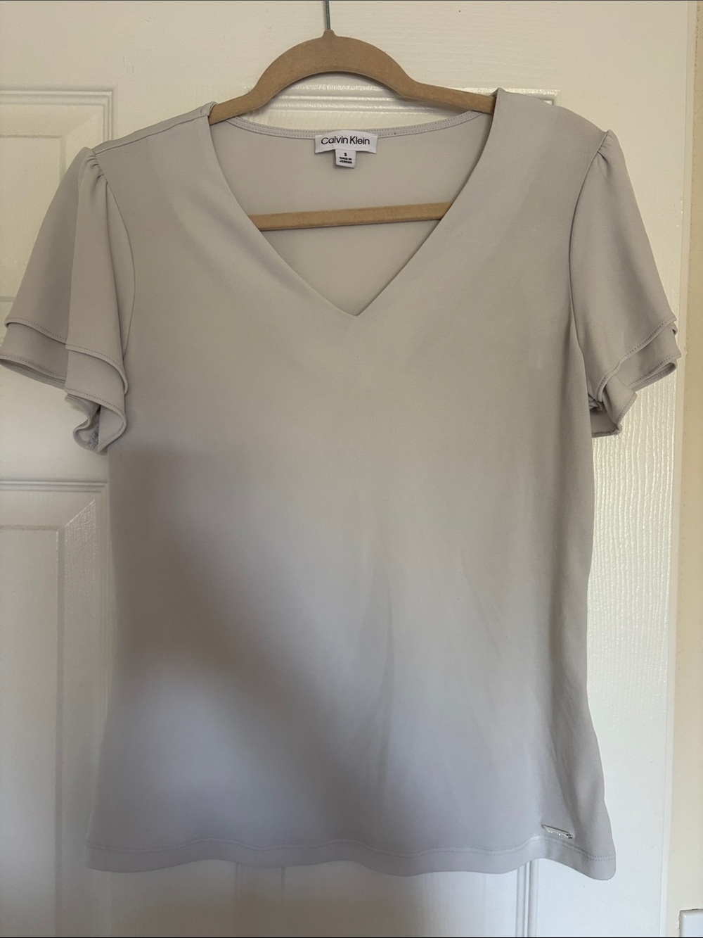 Calvin Klein Light Gray V-Neck Flutter Sleeve Blouse